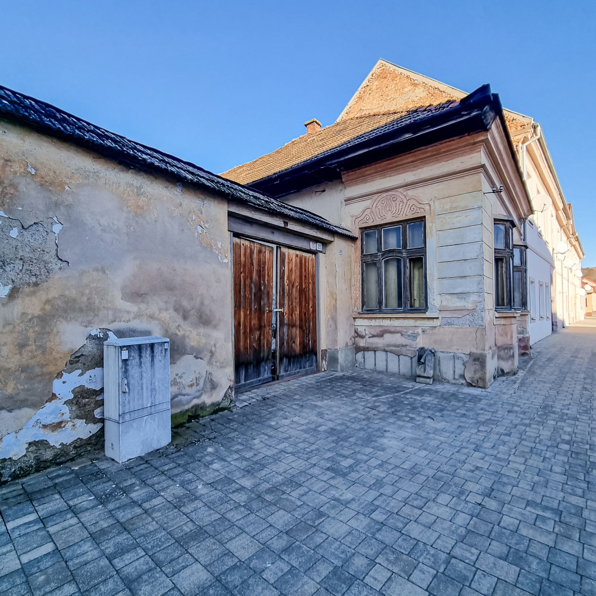 EXKLUZÍVNE rodinný dom s veľkým pozemkom 1318m2 v meste Medzev.