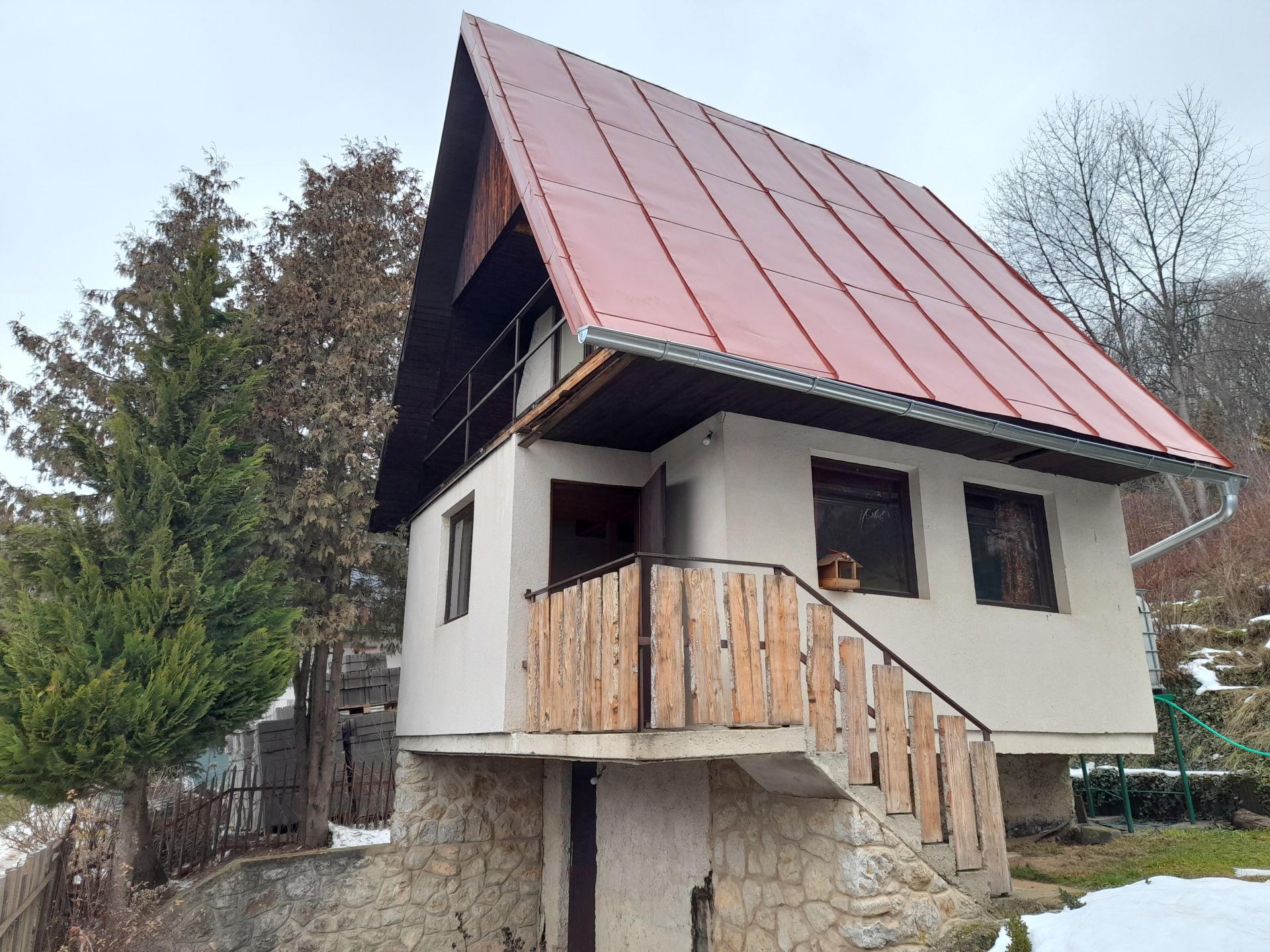EXKLUZÍVNE murovaná 3 poschodová chata, s panoramatickým výhľadom, Medzev, pozemok 387 m2.