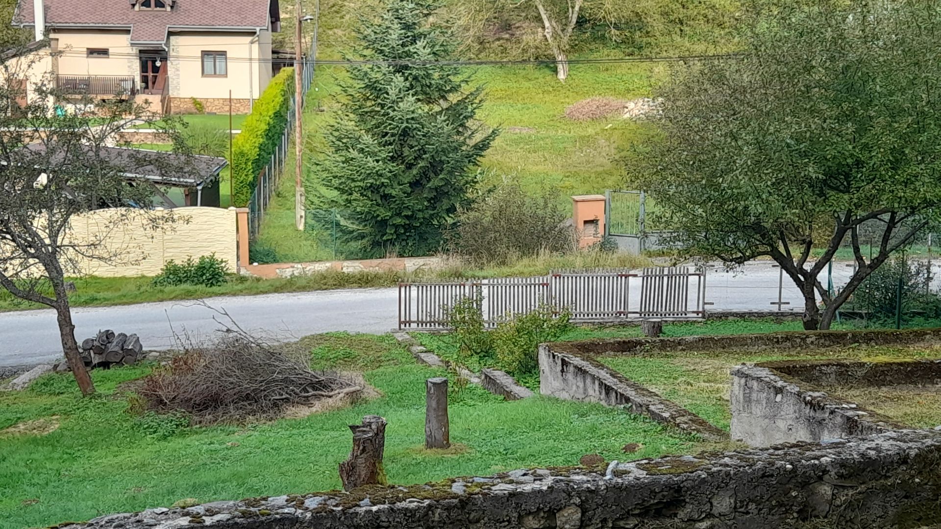 EXKLUZÍVNE na predaj stavebný pozemok, 303m2, Zlatá Idka