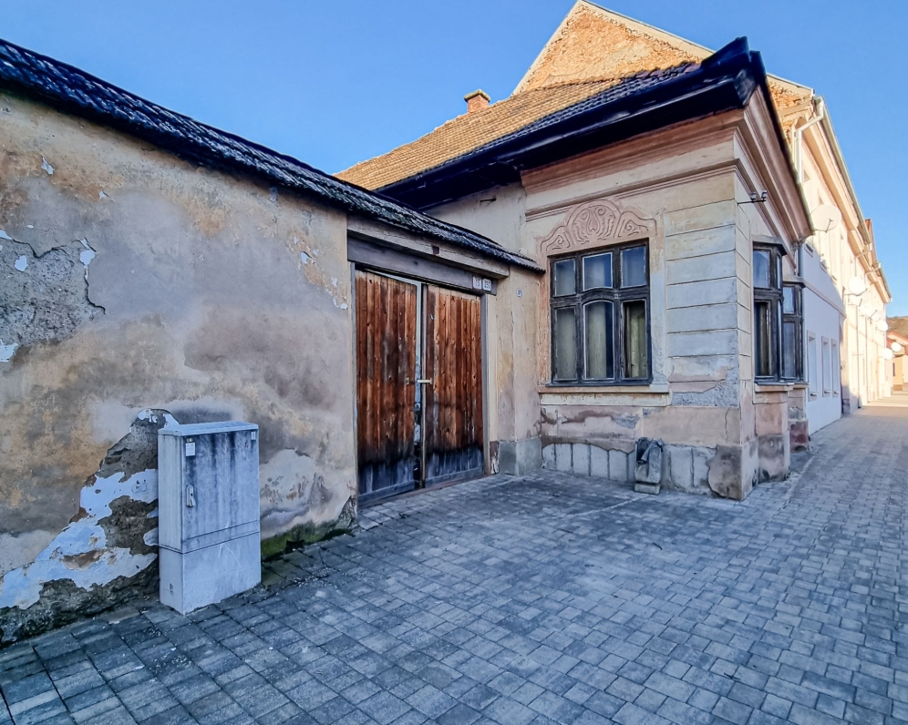 EXKLUZÍVNE rodinný dom s veľkým pozemkom 1318m2 v meste Medzev.